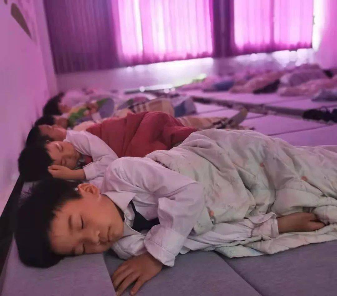 全市首批 让校园午休从 趴着睡 转为 躺着睡 睡眠