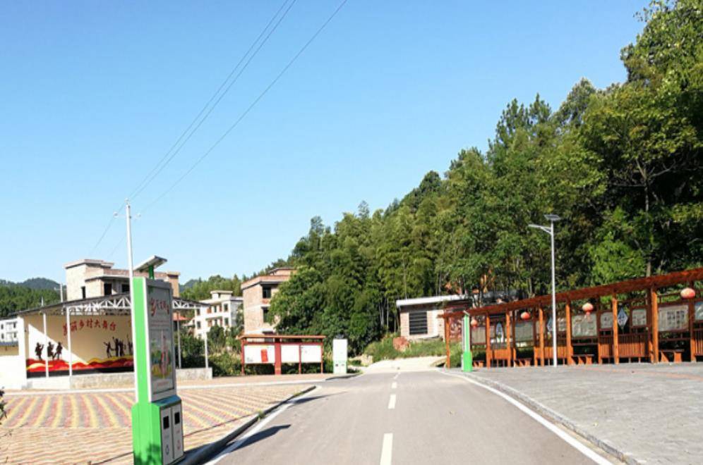 工作组,村两委筹措资金200余万元,在周边新铺透水砖2600余平方米,路面