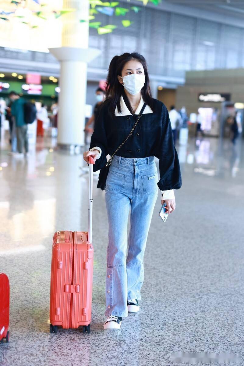 街拍:白鹿黑色泡泡袖翻领衬衫 牛仔裤俏时髦_机场