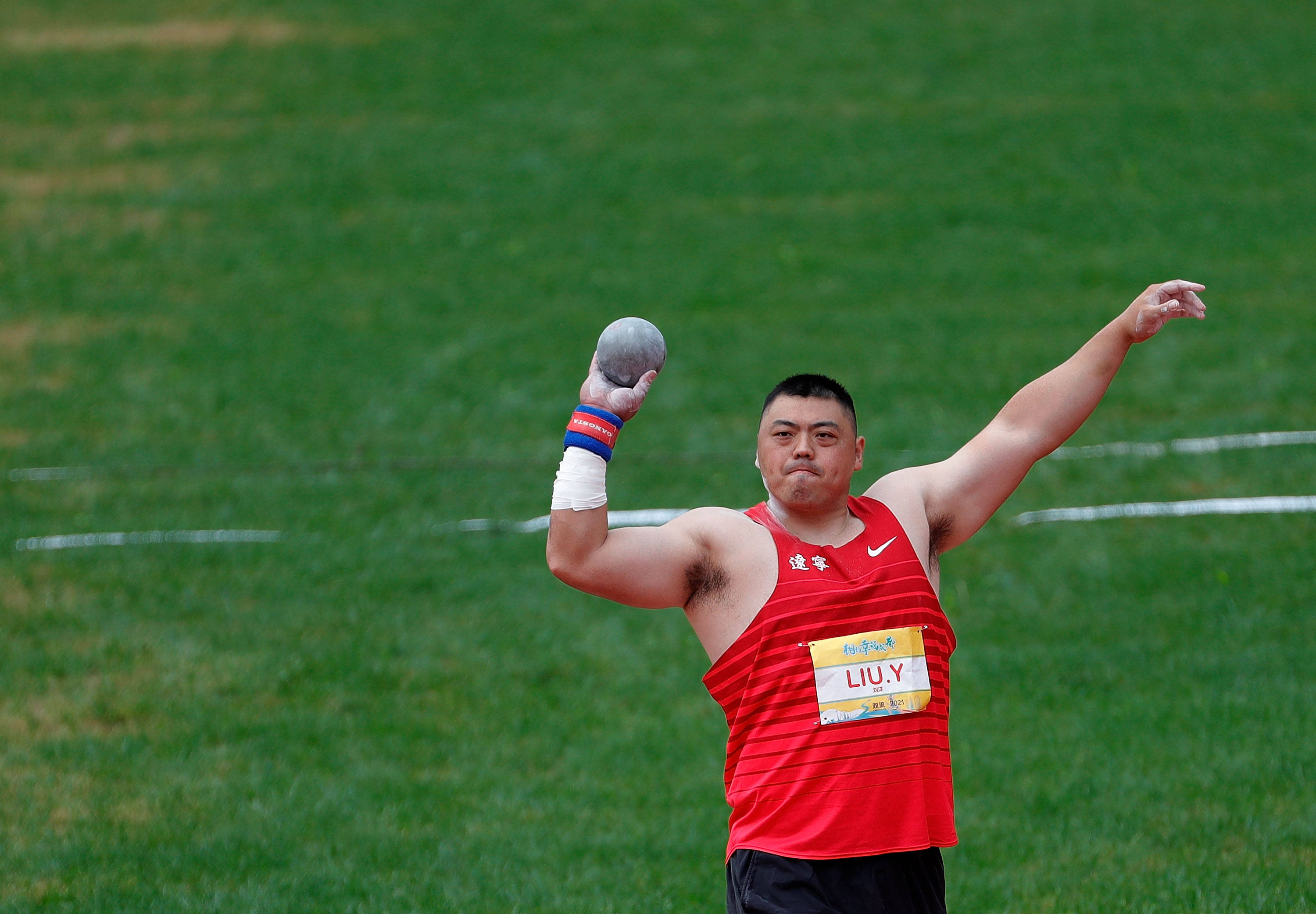 5月16日,辽宁队选手吴佳祥在男子铅球决赛中.