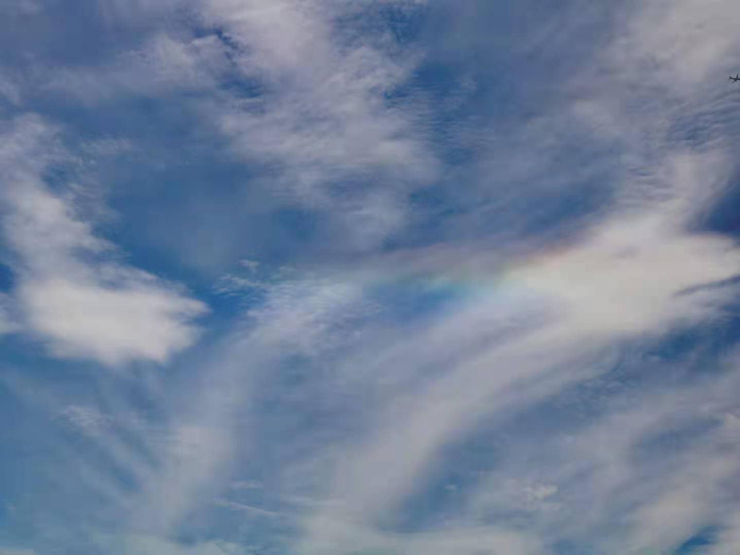 日暈伴彩雲,京郊天空再現美景奇觀