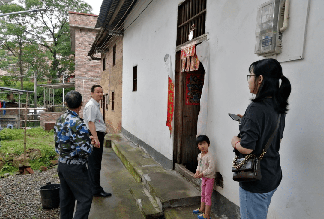 5月17日,县领导陈喜年与扶溪镇有关领导到扶溪镇水口村,紫岭村开展