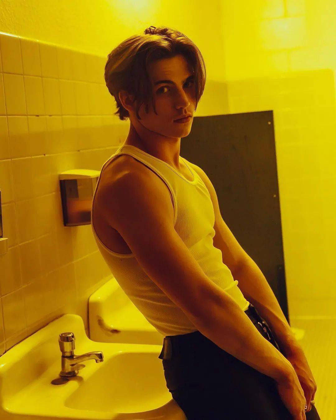 他将主演netflix 校园青春电影!_tanner