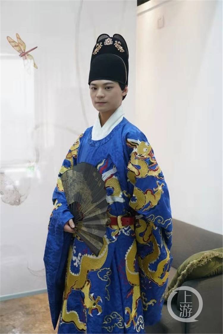 汉服爱好者复原明代秦良玉赐服华冠丽服引路人围观