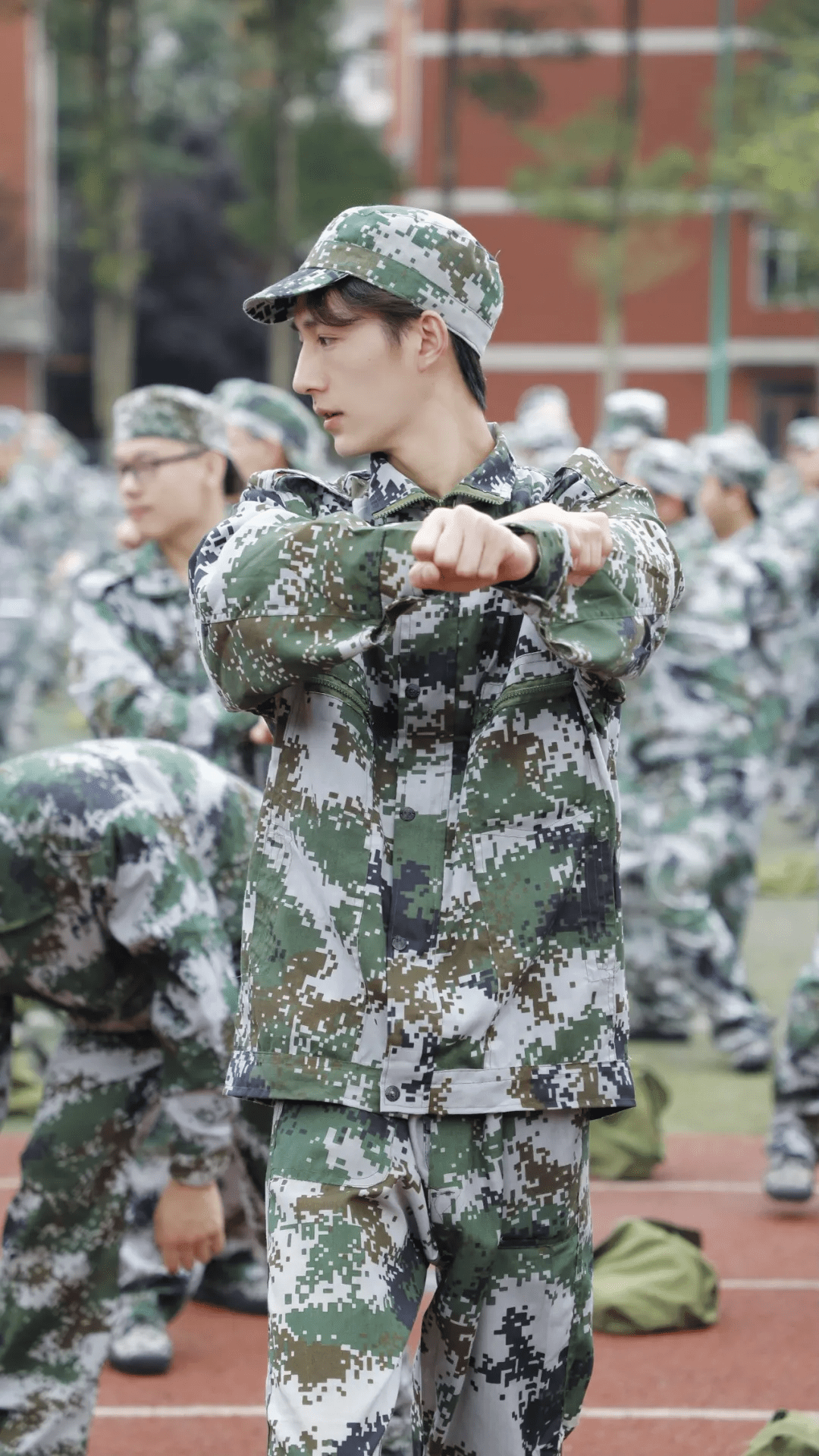 四川传媒学院军训正当时来看美女大学生的军装和军姿