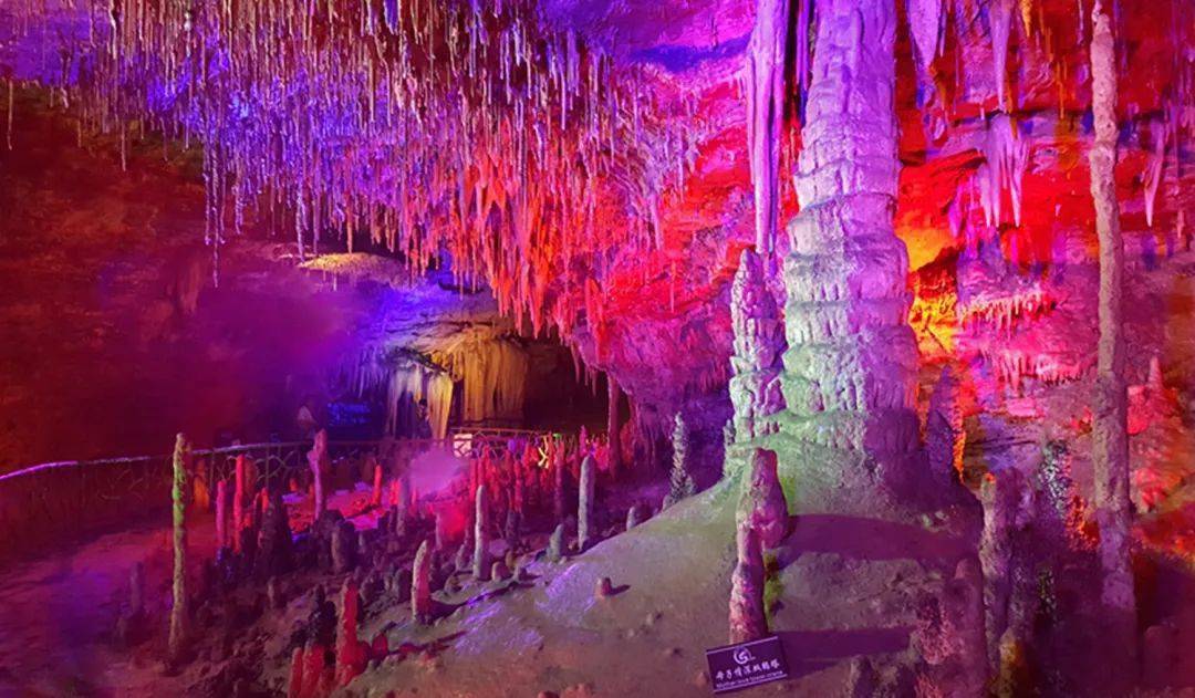 玉龙洞景区是国家4a级景区,位于利川市团堡镇.