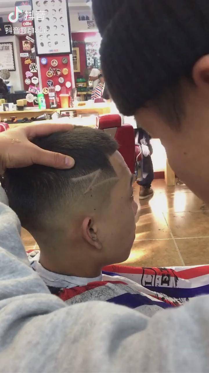 没有被父母睡扁后脑勺的朋友,可以尝试下美式圆寸.