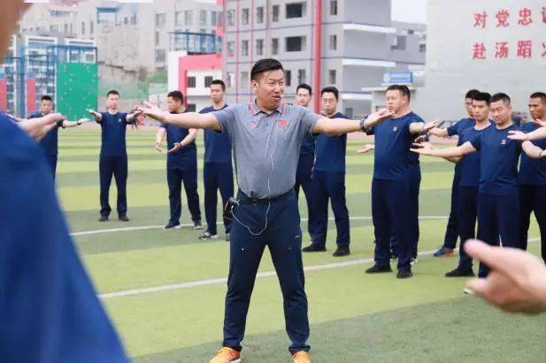 黄鑫教练指出消防员的体能训练,是需要着重于速度,力量,灵敏性,协调性