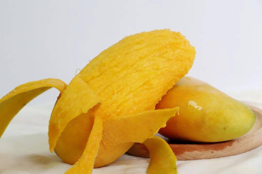 海南金煌芒,个大饱满肉厚多汁!大口咬不见核!低至6块2!_芒果