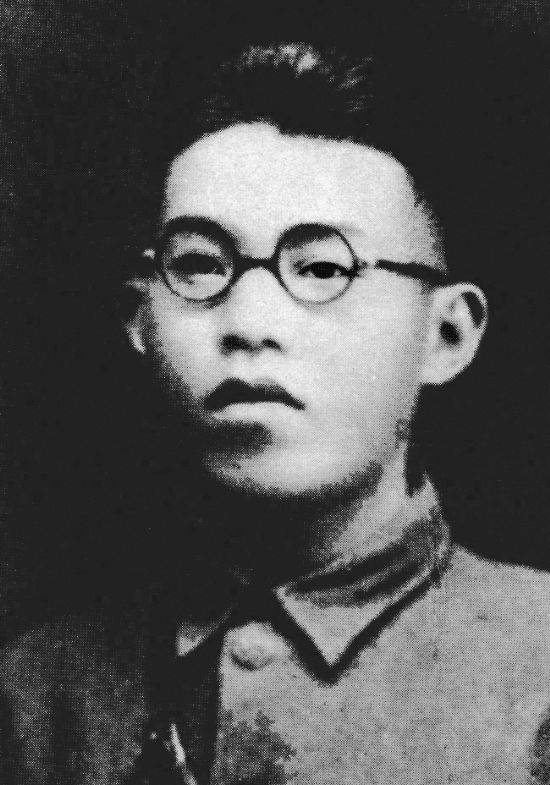 陈毅安和妻子李志强一见钟情,本着"先立业,后成家"的精神,他们的婚期