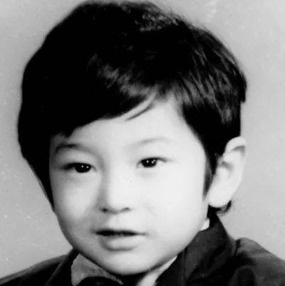 黄晓明童年照在外界毫不掩饰的善意里,黄晓明茁壮成长.