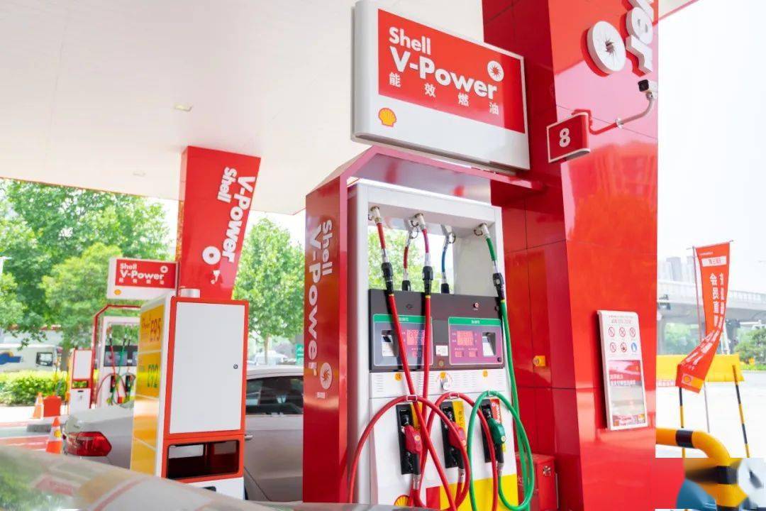 壳牌优选是开在加油站里的精品便利店,24小时全天营业,工作人员也24