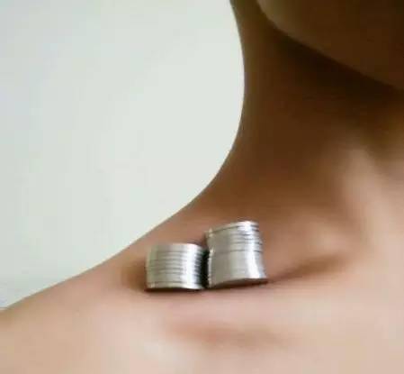 锁骨放硬币反手摸肚脐a4小蛮腰以上大部分动作“以瘦为美”，甚至有些动