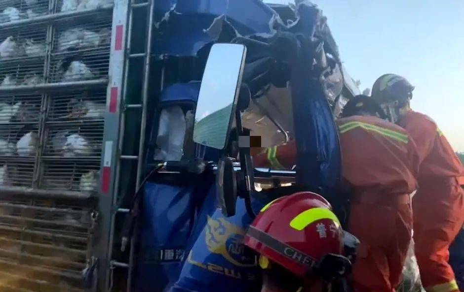 一线救援甬莞高速货车追尾现场一片狼藉