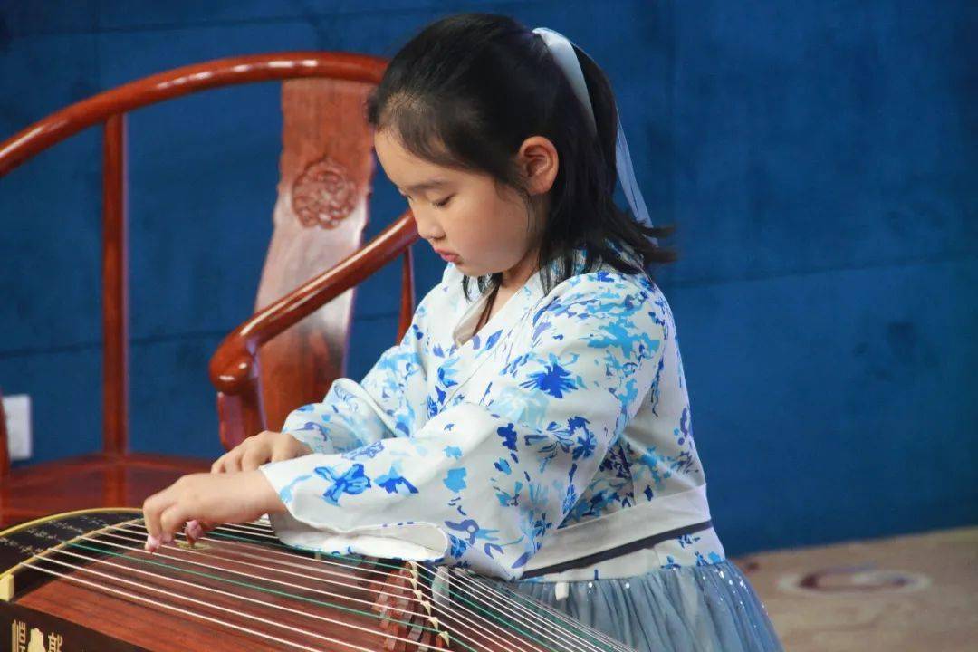 主讲嘉宾李峥青年作家,古筝教育者,听筝读诗文化品牌创始人.