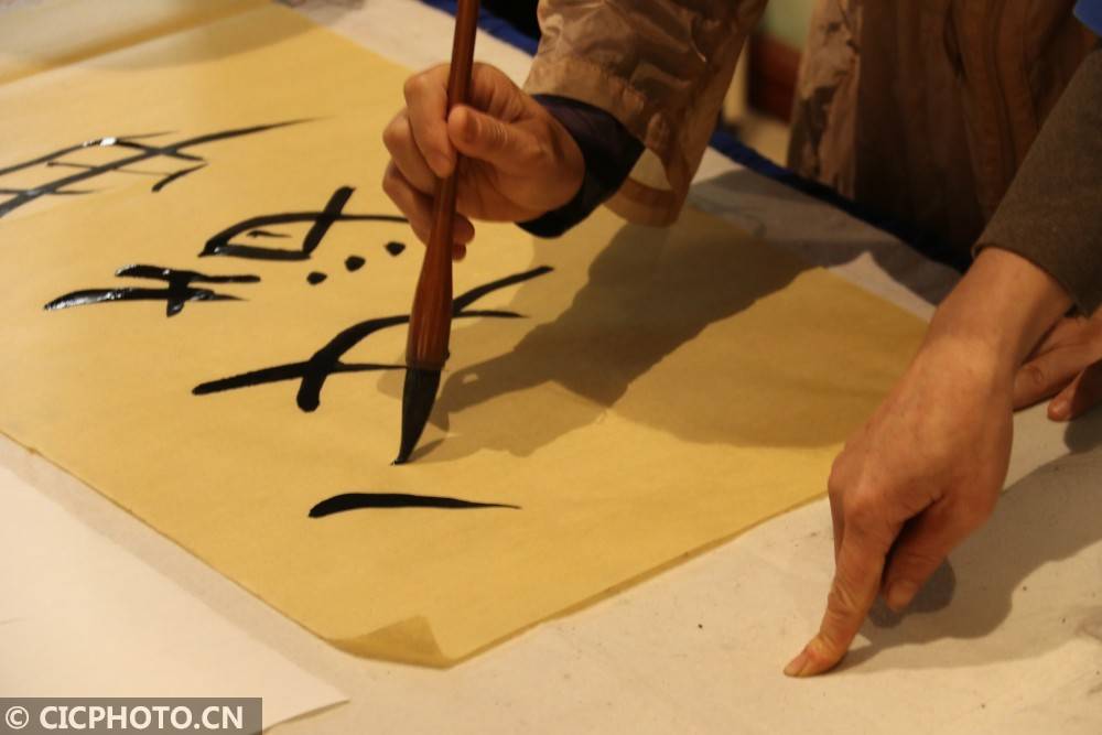 2021年5月18日,在湖南省永州市江永县女书博物馆,女书传人给游客