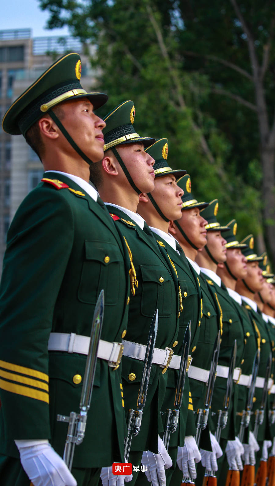 整齐划一,治愈强迫症!直击武警仪仗队员训练现场