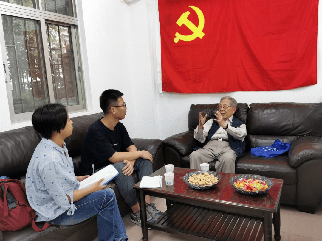 今年是建党100周年,医院关工委组织8名学生与我院"五老"余步云,梁锦华