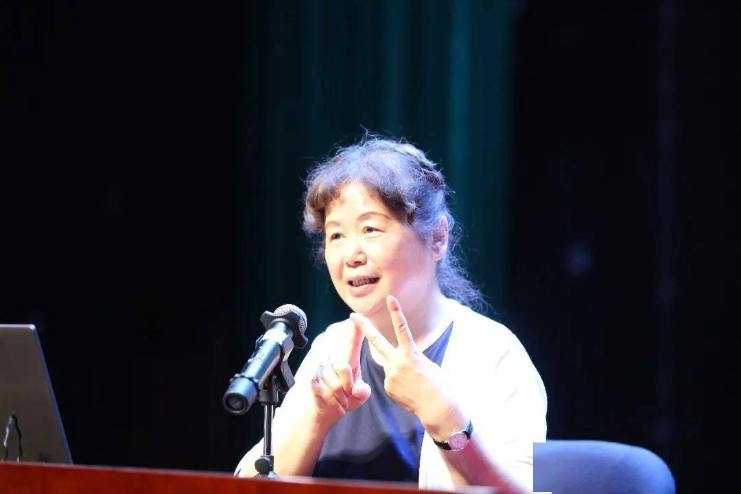 诚邀了国内幼教界的权威人物,上海学前教育的金字招牌——黄琼老师