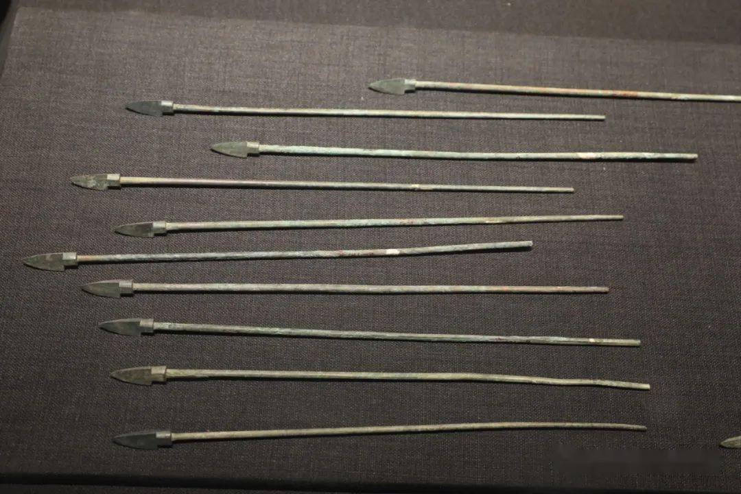 春秋战国时期的箭镞目前所见主要有三种.第—种是菱形镞.