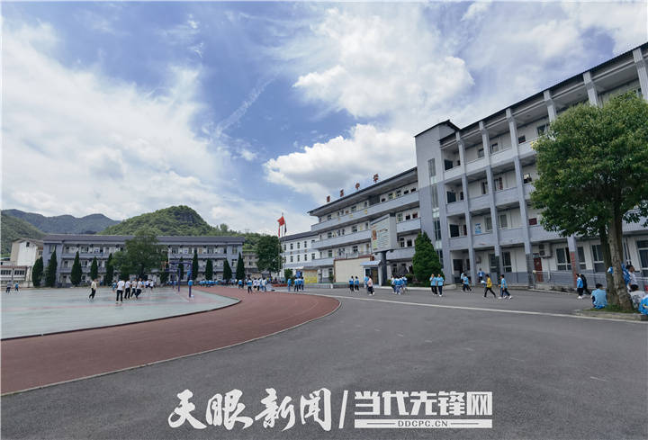 儒溪中学以学生为本,在常规教学中,从跑操,阅读,家访,礼仪,书写等五大