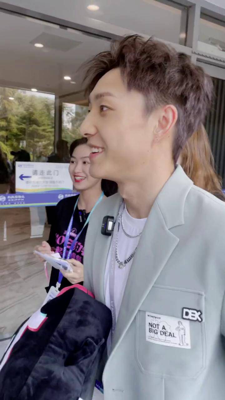 张欣尧抖音扫楼真妹视角第二弹抢到了一杯张欣尧亲手发的下午茶满足
