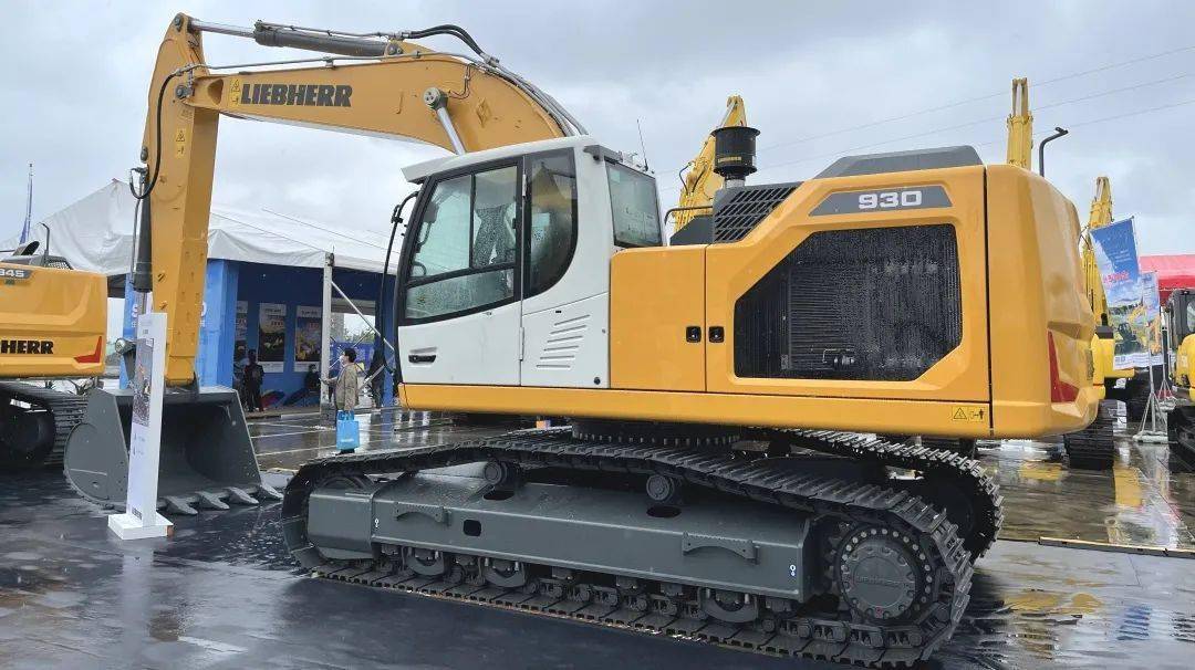 在此次展会上,利勃海尔重磅亮相全新一代新产品—— g7系列挖掘机.