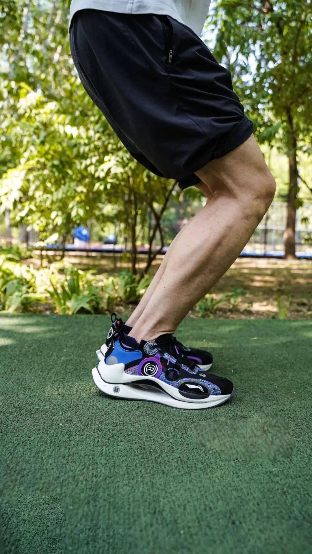 作为一双跑鞋,安全自然是重中之重,这次「绝影crc」在中足处嵌入了pro