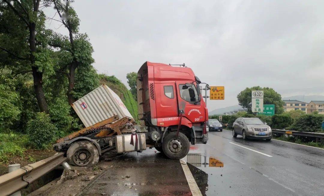 雨天路滑交通事故频发