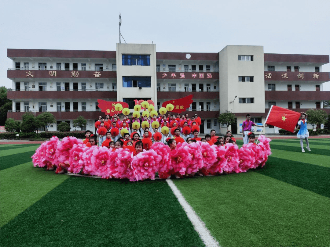 华容区临江中心小学市实验小学少先队大队以入队为契机,开展了四期