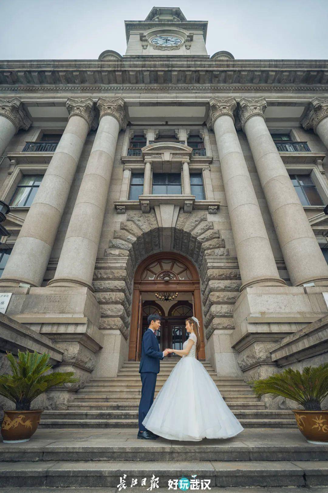 的回忆这座百年大楼就是在江汉关大楼门前拍摄的他们的婚纱照很多武汉
