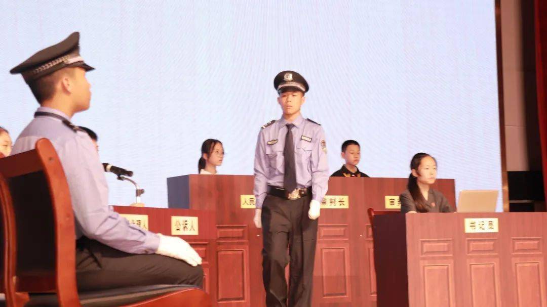 审判长和审判员哪个大 a819dfe5ea6f49fea957ad75354b4499.jpeg