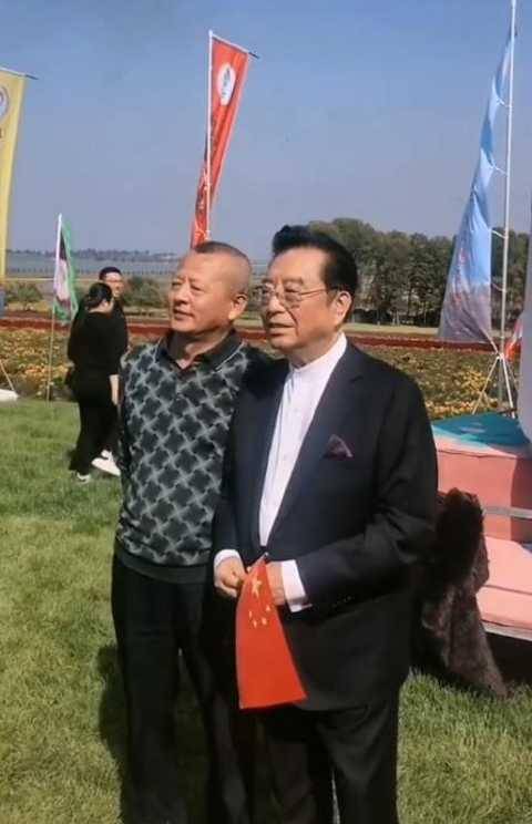 82岁李双和江梦鸽现身,娇妻梦鸽白到发光