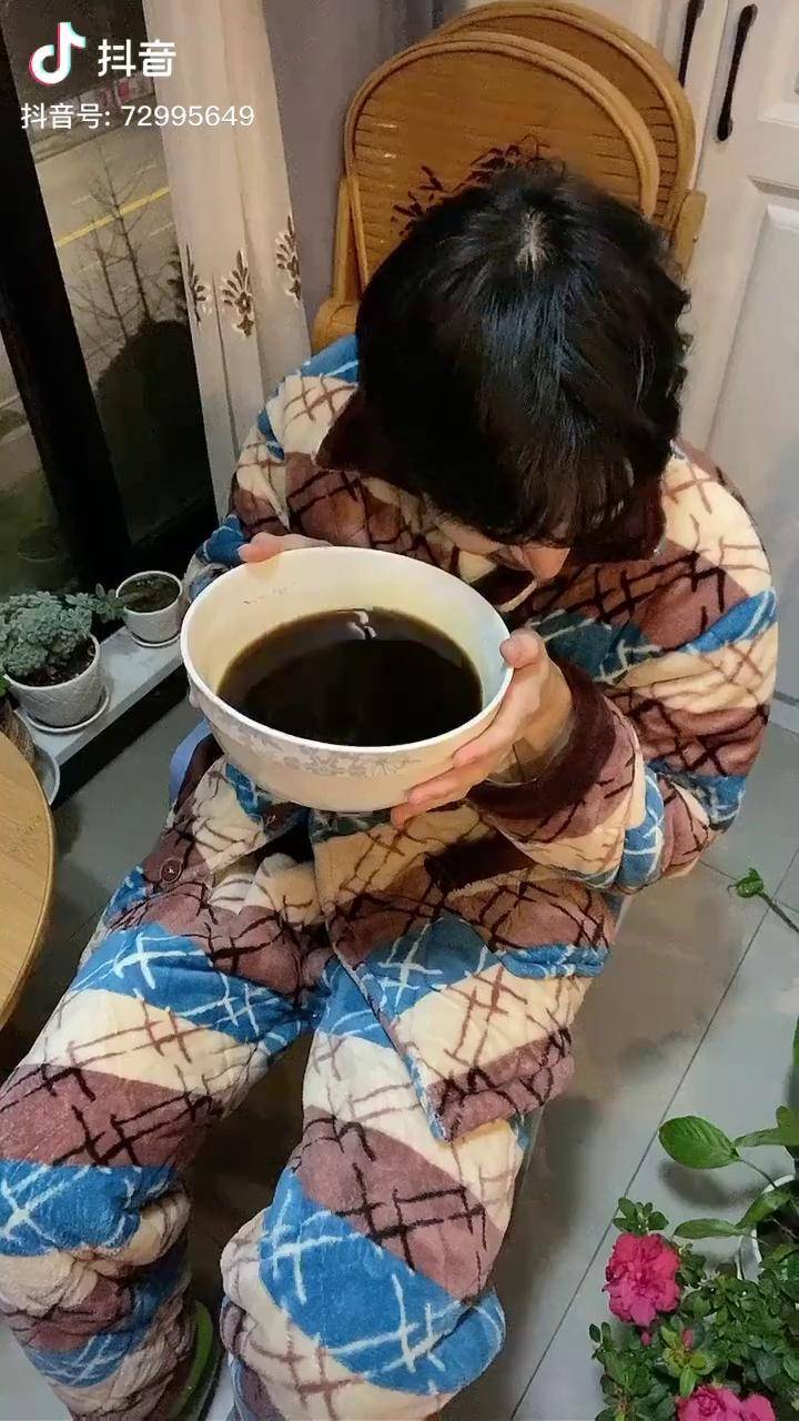 这么大一碗中药不敢不喝喝完我头皮发麻