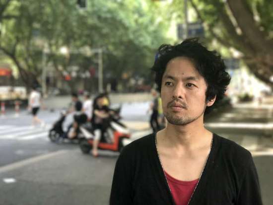 竹内亮试图通过拍摄100位华为员工,全面还原华为公司的真实面貌.