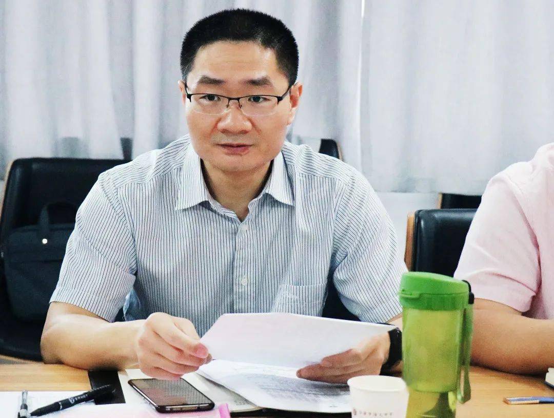 临海市培文中学执行校长彭兵围绕教育教学工作基本情况作汇报.