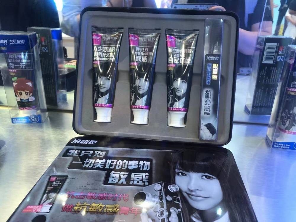 登康口腔的主要产品有冷酸灵牙膏,牙刷和漱口水以及登康电动牙刷等