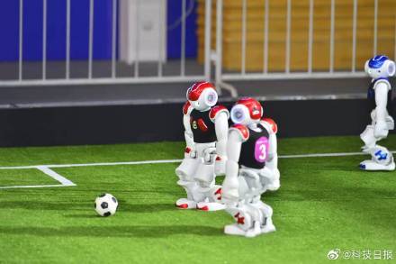 全靠|6个机器人踢球全靠一个“大脑”