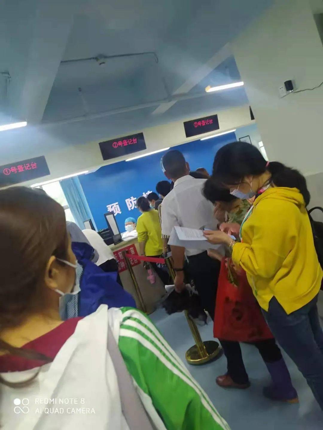 于都疫苗接种现场太火爆,哪哪都排队.