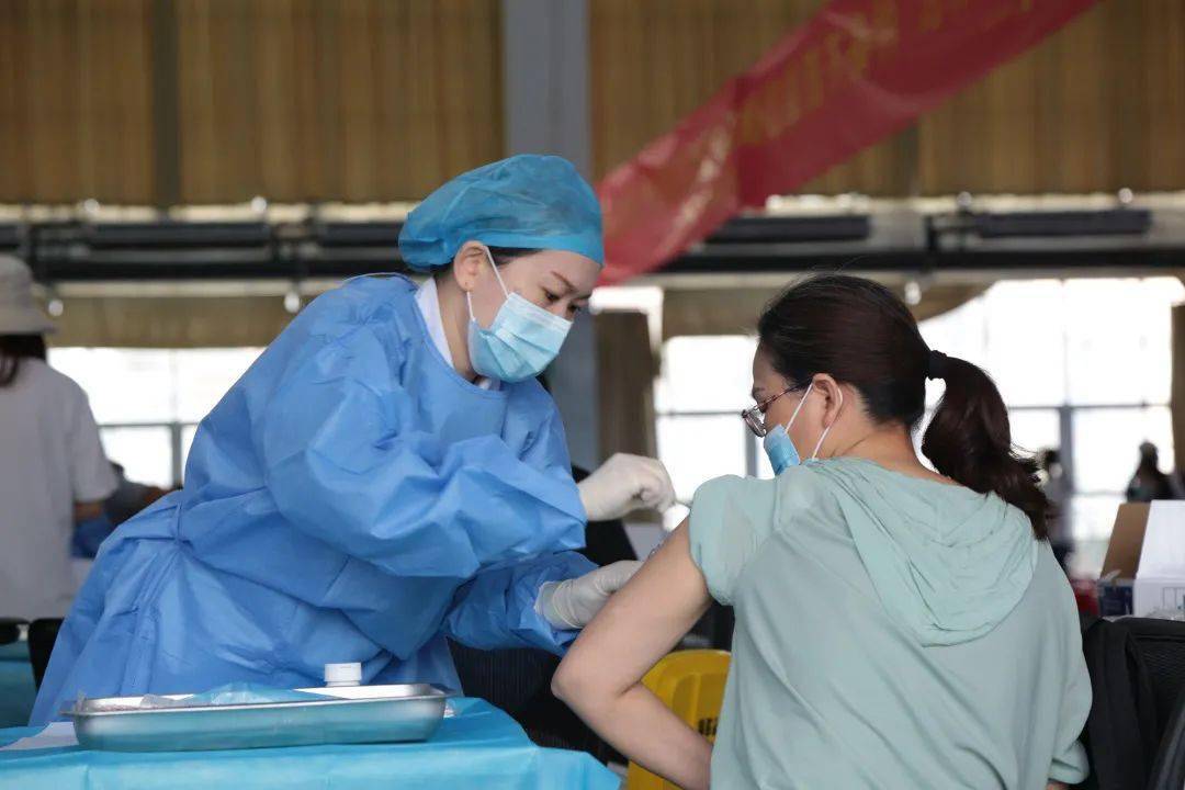 响应国家号召积极接种疫苗广商院学子撸起袖子打疫苗啦