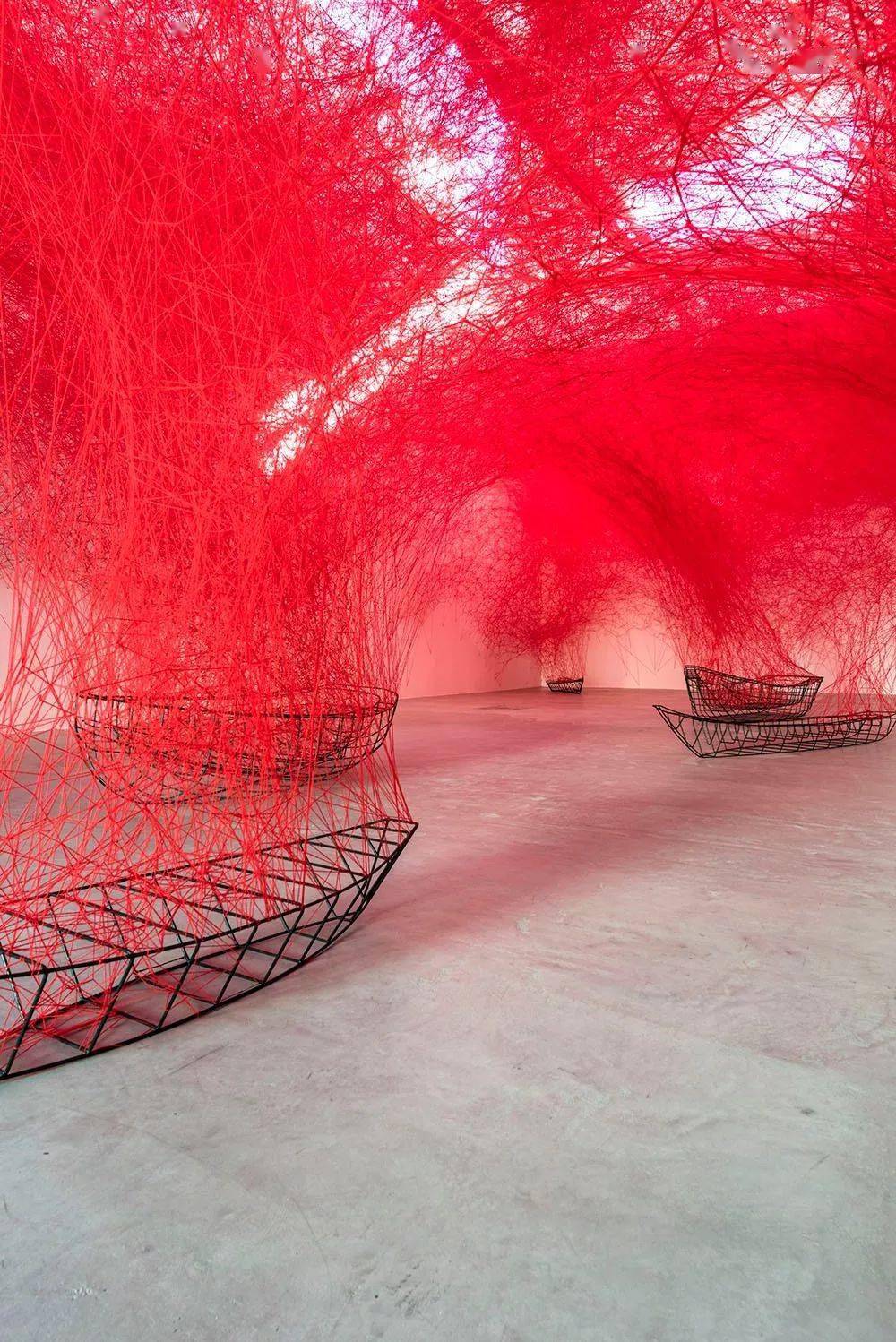 日本装置艺术家chiharu shiota | 线的沉迷_作品