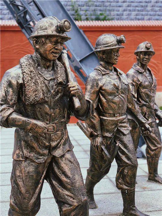 广场上有很多雕塑,生动再现了煤矿工人们当年的工作和生活场景.