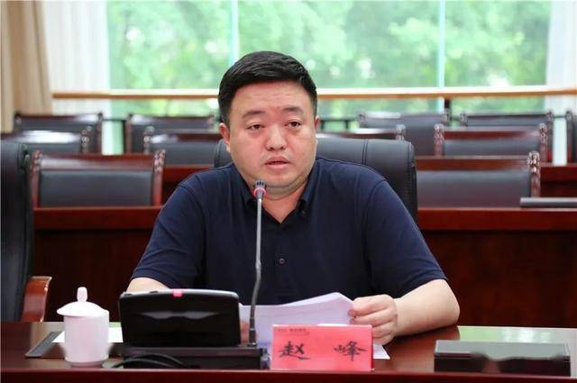 座谈会由夷陵区委副书记赵峰主持.