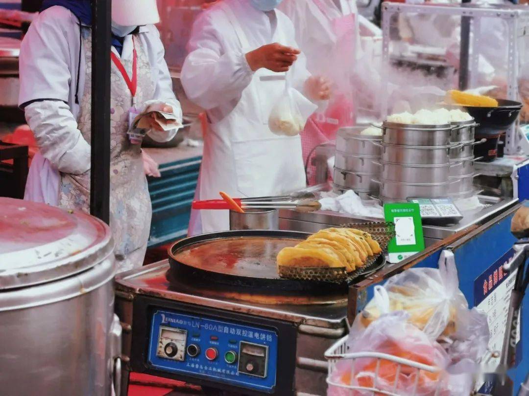 同事对我说这是全早市最好吃的饼——"公婆饼"水果摊的老板是个热情