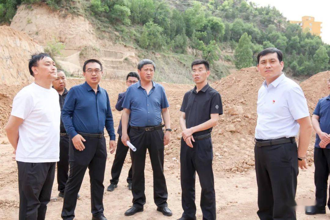 微石楼县委副书记政府县长张鹏耀深入城区及灵泉镇调研指导城市建设