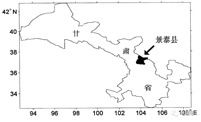位于甘肃省白银市景泰县东南部(红色虚线),经度:104.3°e ,纬度:36.