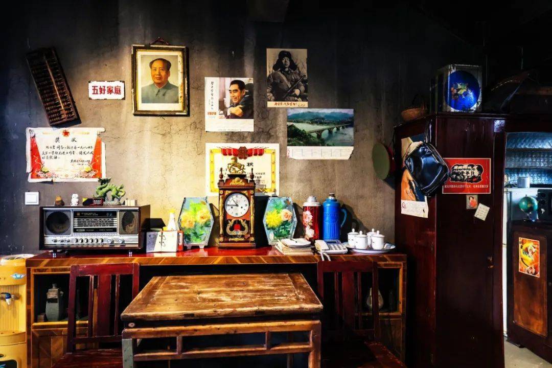 年代 黑白电视机,老旧收音机…… 严州三十一道 从整体的装修风格到