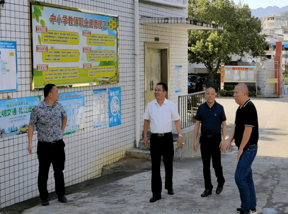 在合溪学校,赖朝江对这曾经学习,工作过21年的地方