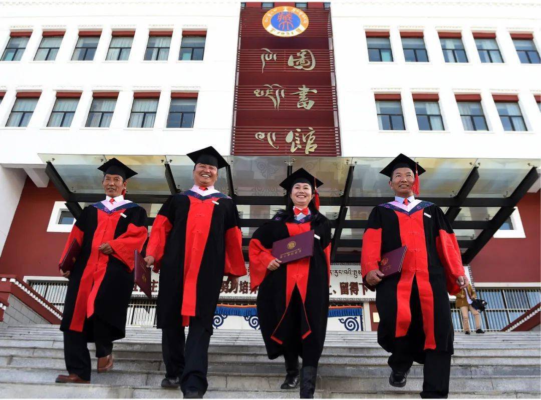 一名藏族女孩在西藏双湖县嘎措乡小学内享受"三包"(包吃,包住,包学习