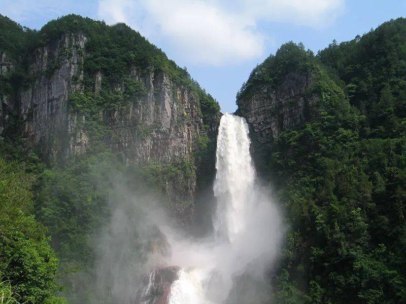 峡谷深壑如空的特色阶梯型瀑布群百丈漈,去亲身感受百丈飞瀑"怒雷鸣"